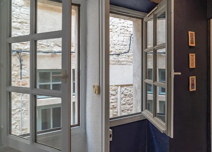 Coeur Ecusson - Entre Les Arenes Et La Maison Carree *